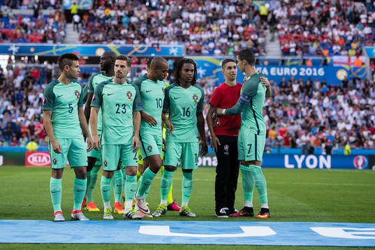 En person tar sig in och kramar Portugals Cristiano Ronaldo