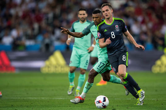 Portugals Nani mot Wales Andy King