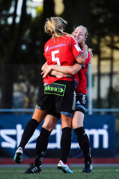 LB07s Michaela Johnsson och Olivia Welin jublar efter mål