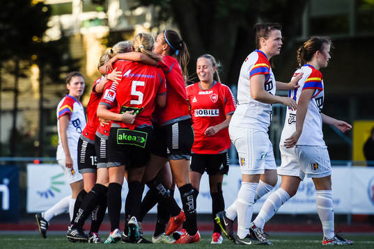 LB07s spelare jublar efter mål av Michaela Johnsson