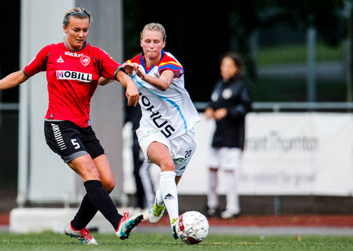 LB07s Olivia Welin och Hovås Billdals Amanda Östervall i duell om bollen