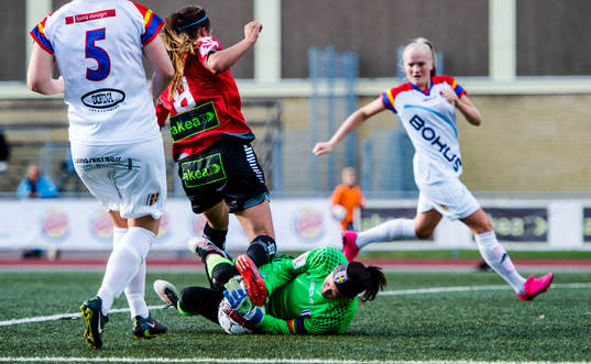Hovås Billdals målvakt Jenny Olsson fångar bollen framför fötterna på LB07s Josefine Rydle