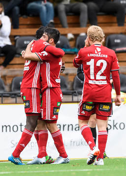s Tetteh Komey kramar om Arish Nouri efter sitt 1-1 mål under fotbollsmatchen i division 1 norra mellan Piteå och Luleå den 6 juli 2016 i Piteå.