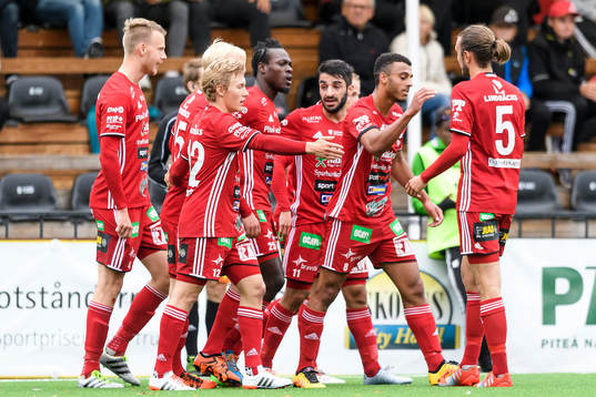 Piteåspelarna jublar efter Tetteh Komey gjort 1-1