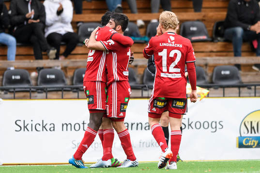 s Tetteh Komey kramar om Arish Nouri efter sitt 1-1 mål under fotbollsmatchen i division 1 norra mellan Piteå och Luleå den 6 juli 2016 i Piteå.