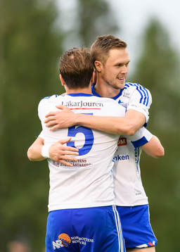 s Carl-Johan Norrbin och Tomas Eriksson kramar om varandra efter vinsten mot Piteå under fotbollsmatchen i division 1 norra mellan Piteå och Luleå den 6 juli 2016 i Piteå.