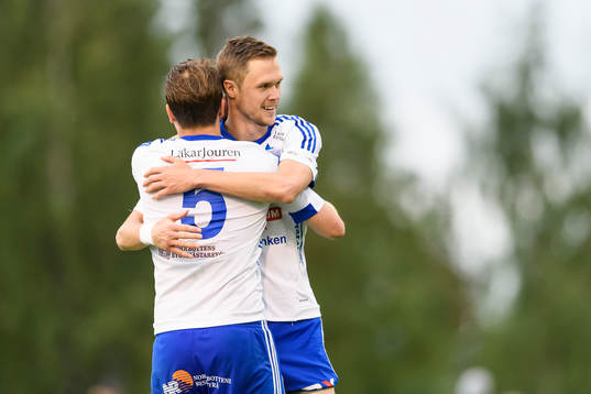 s Carl-Johan Norrbin och Tomas Eriksson kramar om varandra efter vinsten mot Piteå under fotbollsmatchen i division 1 norra mellan Piteå och Luleå den 6 juli 2016 i Piteå.