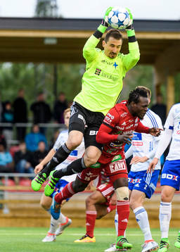 s målvakt Vladimir Sudar plockar ner en boll framför