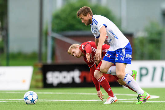 s Gustav Rönnbäck-Wallin i kamp med Luleå:s Vladimir Lazarev under fotbollsmatchen i division 1 norra mellan Piteå och Luleå den 6 juli 2016 i Piteå.