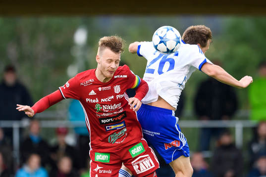 s William Olausson i nickduell med Luleå:s Vladimir Lazarev under fotbollsmatchen i division 1 norra mellan Piteå och Luleå den 6 juli 2016 i Piteå.