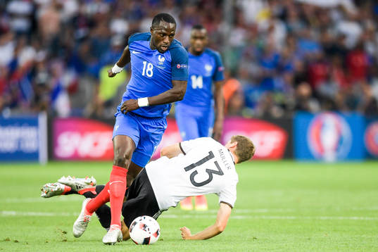Frankrikes Moussa Sissoko och Tysklands Thomas Muller