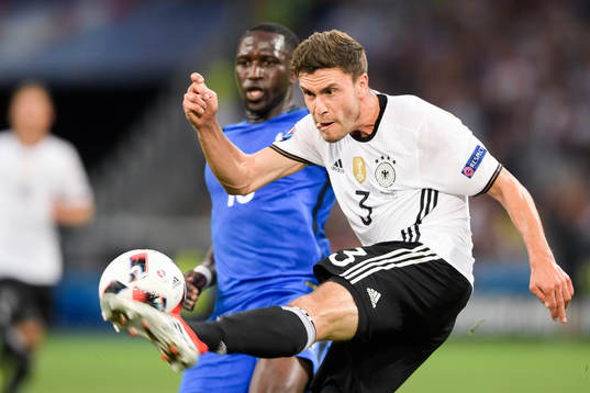 Tysklands Jonas Hector och Frankrikes Moussa Sissoko
