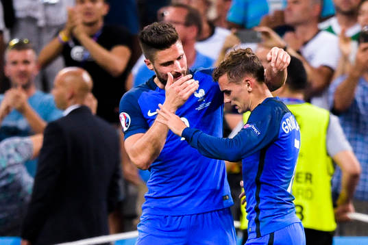 Frankrikes Olivier Giroud och Antoine Griezmann jublar efter 1-0