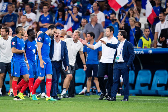 Frankrikes förbundskapten Didier Deschamps kramar om Olivier Giroud