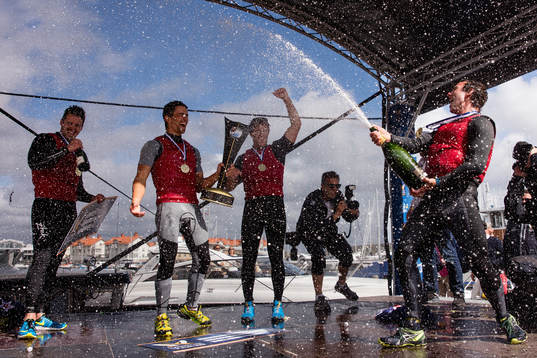 Phil Robertson med team firar vinsten i finalen av