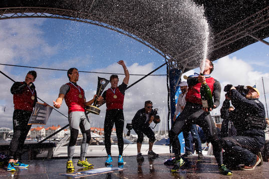 Phil Robertson med team firar vinsten i finalen av