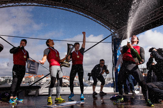 Phil Robertson med team firar vinsten i finalen av