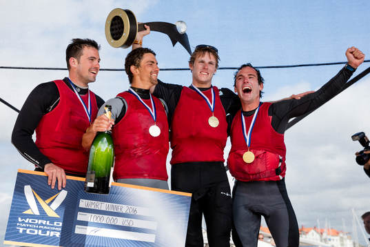 Phil Robertson med team firar vinsten i finalen av