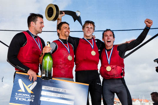 Phil Robertson med team firar vinsten i finalen av