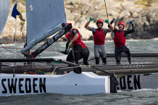 Phil Robertson med team firar vinsten