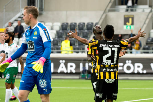 Häckens Demba Savage och Nasiru Mohammed jublar efter 4-2 målvakt Ögmundur Kristinsson