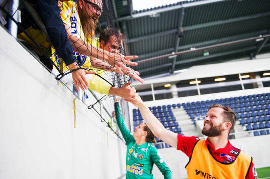 Falkenbergs David Svensson och målvakt Otto Martler tackar publiken