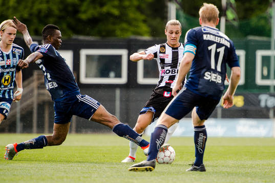 Husqvarnas Ibrahim Koroma och Johan Karlefjärd försöker stoppa Landskronas Jonathan Levi