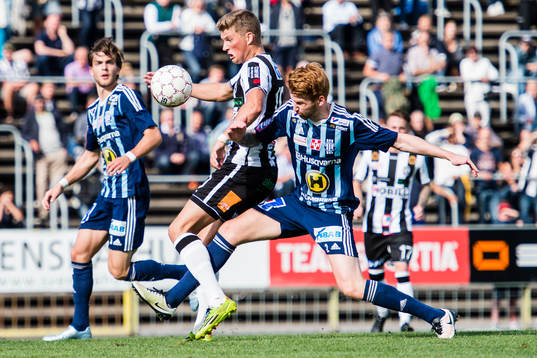 Landskronas Erik Pärsson och Husqvarnas Anton Henningsson i duell