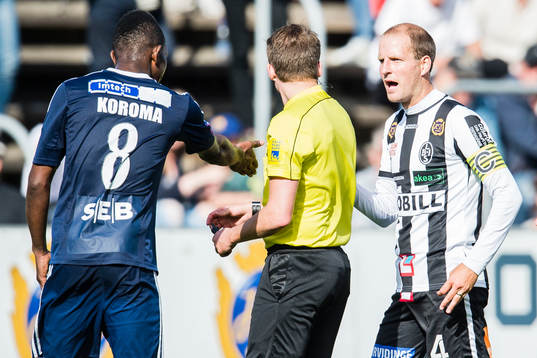 Husqvarnas Ibrahim Koroma och Landskronas Mikael Dahlgren i