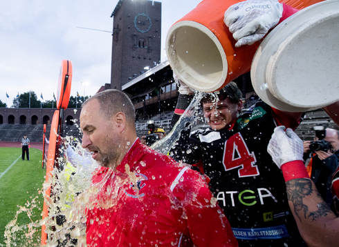  Carlstads head coach Tracey Gere får saftvatten över sig just före slutsignalen