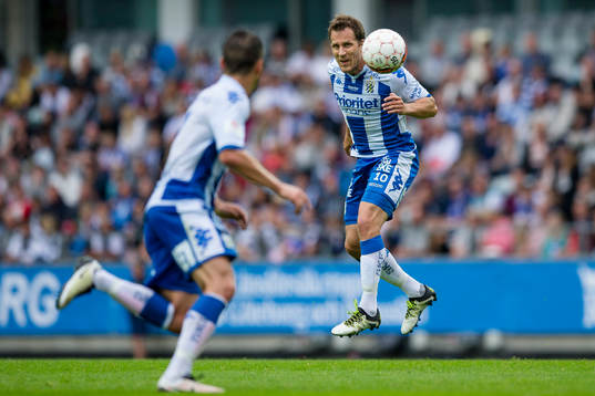 IFK Göteborgs Tobias Hysén nickar bollen till Jakob Ankersen