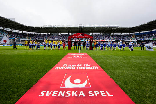Båda lagen samlade för presentation innan fotbollsmatchen i Allsvenskan mellan IFK Göteborg och GIF Sundsvall den 10 juli 2016 i Göteborg.