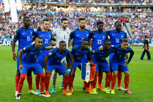 Frankrikes spelare före finalen mellan Portugal och