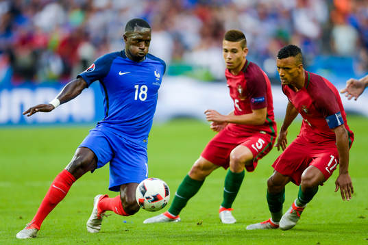 Frankrikes Moussa Sissoko och Portugals Raphael Guerreiro