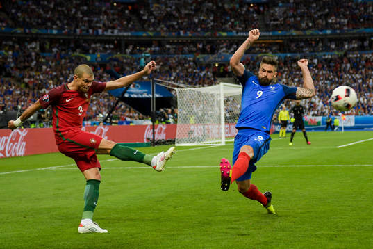 Portugals Pepe och Frankrikes Olivier Giroud