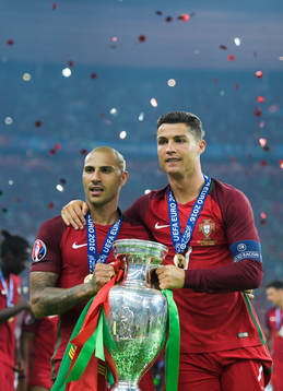 Portugals Cristiano Ronaldo  jublar med lagkamraterna  efter finalen mellan Portugal och Frankrike