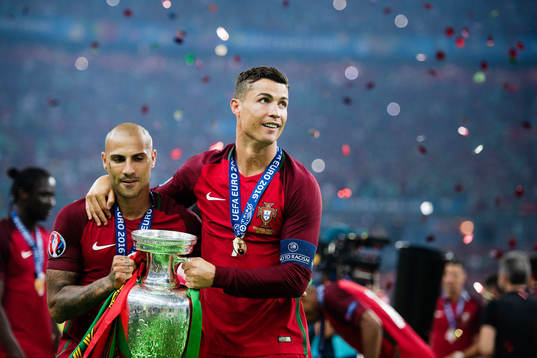 Portugals Ricardo Quaresma och Cristiano Ronaldo jublar med pokalen