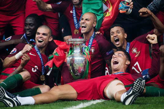 Portugals Pepe, Ricardo Quaresma, Nani och Cristiano Ronaldo jublar med pokalen