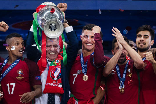 Portugals Nani, förbundskapten Fernando Santo, Cristiano Ronaldo, Joao Moutinho och Andre Gomes  med pokalen