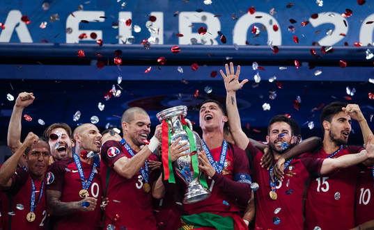 Portugals Pepe, Cristiano Ronaldo, Joao Moutinho och Andre Gomes med pokalen
