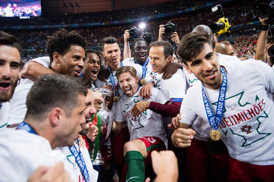 Portugals spelare jublar med pokalen