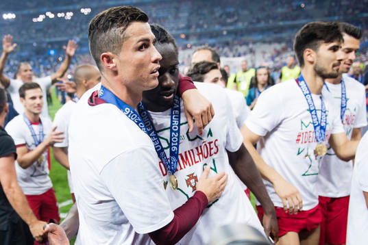 Portugals Cristiano Ronaldo kramar om Eder efter  finalen mellan Portugal och Frankrike