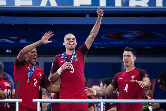 Portugals Bruno Alves, Pepe och José Fonte jublar