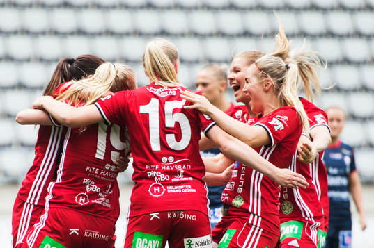 Piteås spelare jublar efter att Elin Bragnum gjort 0-1