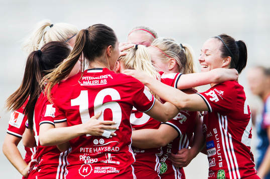 Piteås spelare jublar efter att Elin Bragnum  gjort 0-2