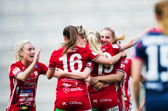 Piteås spelare jublar efter att Elin Bragnum  gjort 0-2