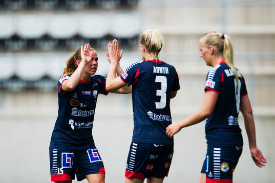 Linköpings Jessica Samuelsson, Janni Arnth Jensen och Stina Blackstenius jublar