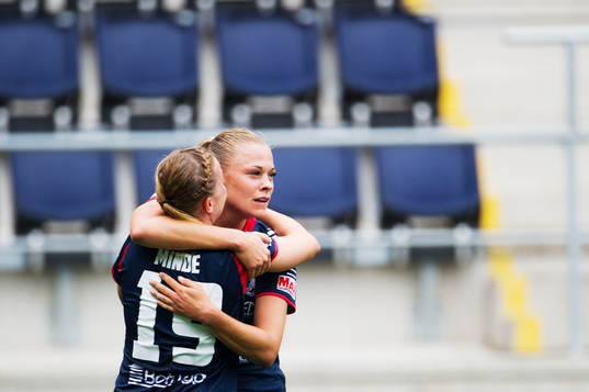Linköpings Kristine Minde kramar om Fridolina Rolfö efter att hon har gjort 2-2