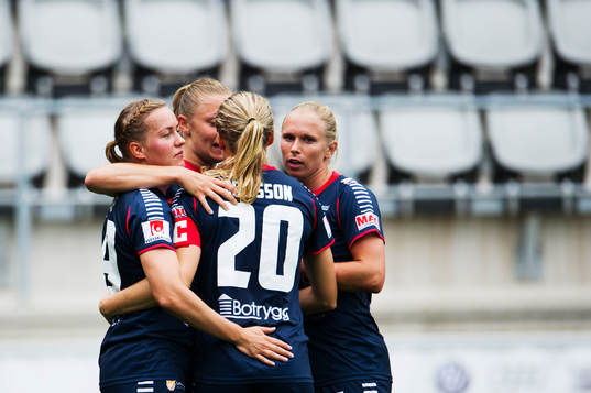 Linköpings spelare kramar om Fridolina Rolfö efter att hon har gjort 2-2