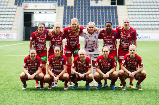  Piteås Josefin Johansson, Ronja Aronsson, Nina Jakobsson, Hilda Carlén, Faith Ikidi, Ellen Löfqvist. Nedre raden f v: June Pedersen, Felicia Karlsson, Elin Bragnum, Irma Helin, Emelie Lövgren. Piteås startelva poserar för en lagbild under fotbollsmatchen i Damallsvenskan mellan Linköping och Piteå  den 10 juli 2016 i Linköping. 